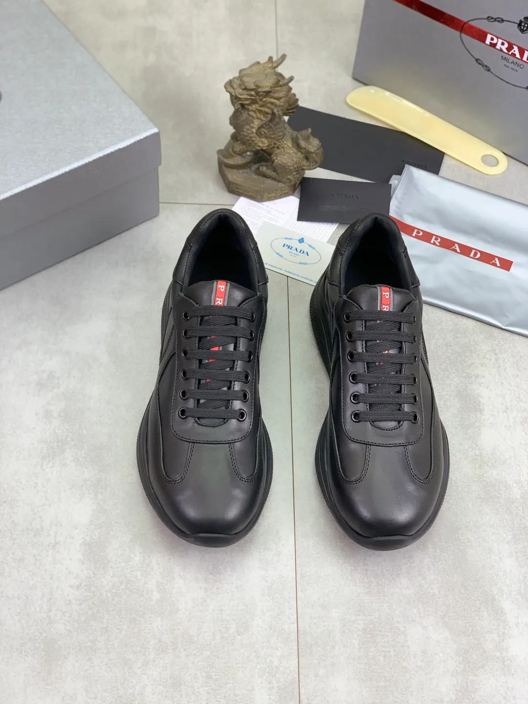 Men's Men's Shoes 💰P520 💰【New Style】 The latest model of high-quality PRADA classic men's shoes has been launched on the official website with a 1:1 replica, synchronized in Hong Kong counters, and on the same catwalk; all made of calfskin ➕Imported cowhide lining, 🍡🍡rubber The original outsole is 1:1 non-slip and wear-resistant; comfortable to wear, attractive in style, fine in workmanship, and equipped with a simple and neat shoe last, showing a man's boldness and toughness, 👍size 38 to 44 (45 can be customized) black White color🉑️choose